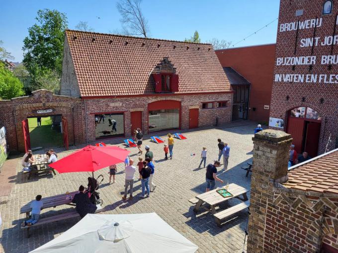 Op Erfgoeddag zette De Kinderbrouwerij in Reningelst de deuren open voor het EK moutzakgooien
