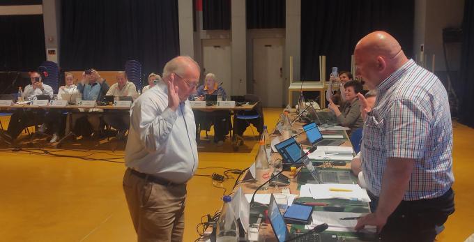 Vanassche legt de eed af bij voorzitter Stijn Soetaert. (RB)