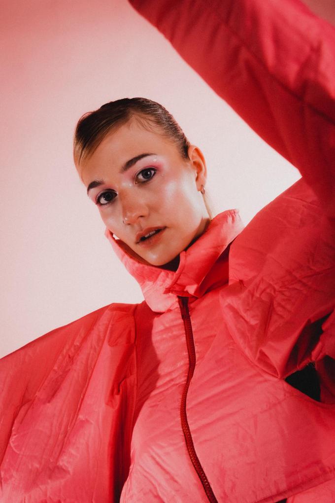 In de band van Pommelien ontmoet Jen overigens nog een andere Brugse: Charline D'hoore.