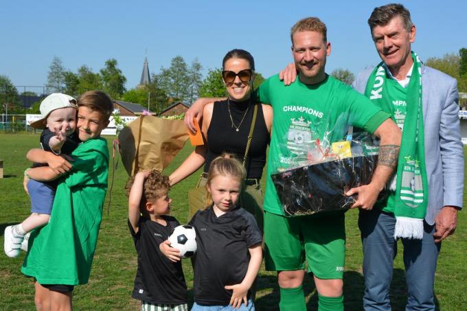 Grégory Khramaz stopt met voetballen en werd met zijn gezin in de bloemetjes gezet.