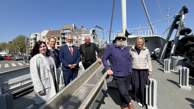 We zien Sofie Proot (Toerisme Oostende), Peter Craeymeersch, Rob Jonckheere (voorzitter), Niko Geldof, Wim Opbrouck en Tine De Groote (Toerisme Oostende) bij de voorstelling van Oostende voor Anker.