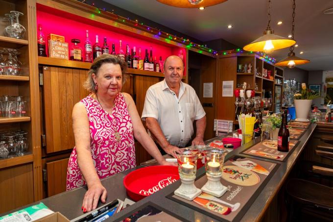 Carine Casteleyn en Daniel Allaert achter de toog van ‘hun’ Textielhuis.