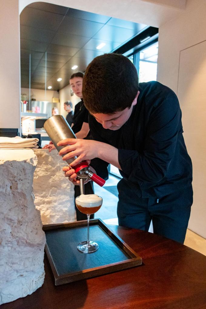Sommelier Michiel bereidt een alcoholvrij drankje.