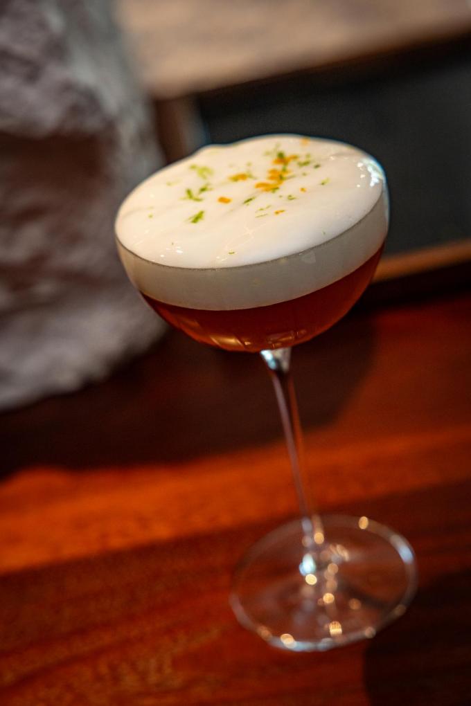 Alcoholvrije rum, verjus, bergamotschuim en citrusrasp. Lekker!