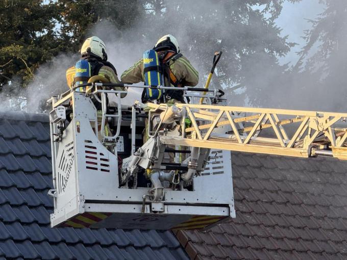 De brandweer bluste het vuur van buitenaf en kon vermijden dat de brand oversloeg naar de aanpalende woning.