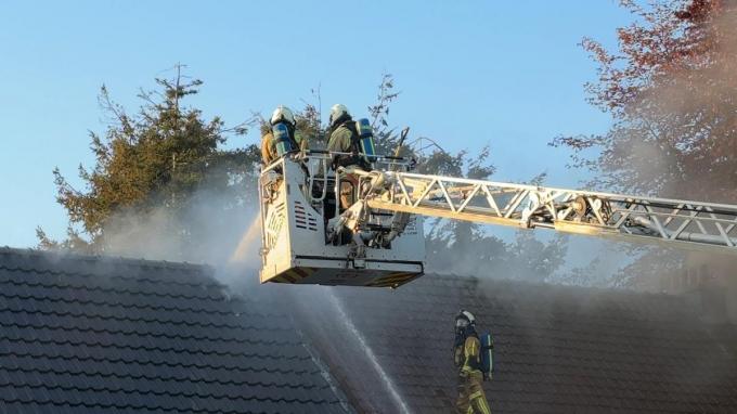 De brandweer bluste het vuur van buitenaf en kon vermijden dat de brand oversloeg naar de aanpalende woning.