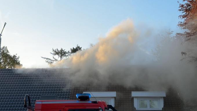 De brandweer bluste het vuur van buitenaf en kon vermijden dat de brand oversloeg naar de aanpalende woning.