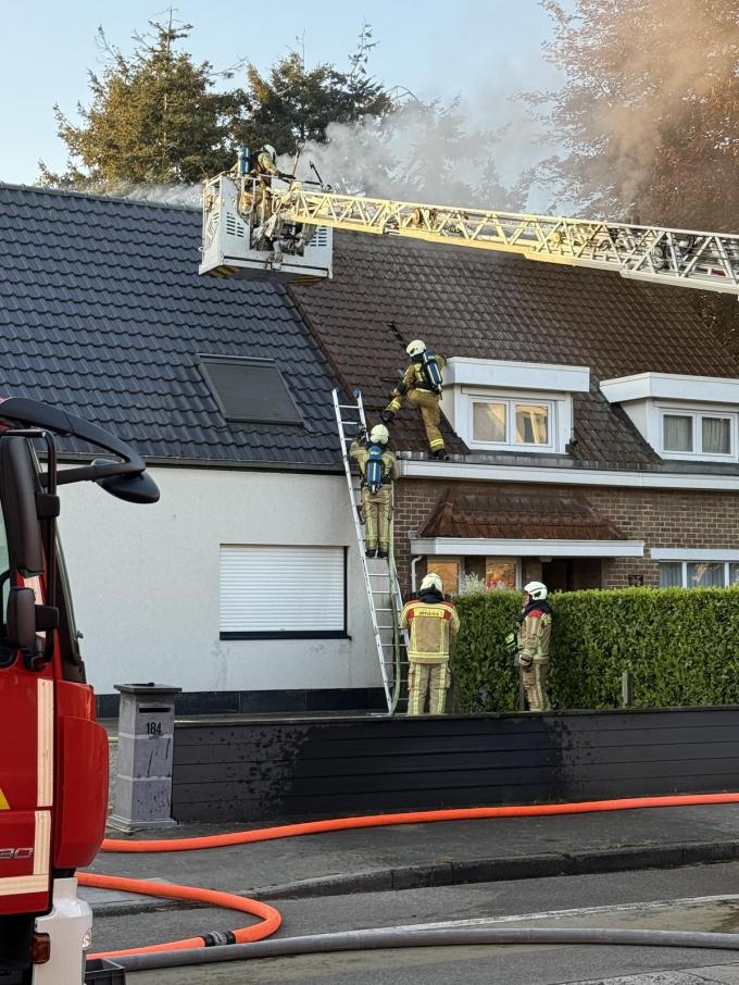 De brandweer bluste het vuur van buitenaf en kon vermijden dat de brand oversloeg naar de aanpalende woning.