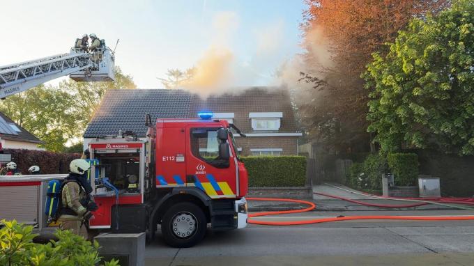 De brandweer bluste het vuur van buitenaf en kon vermijden dat de brand oversloeg naar de aanpalende woning.