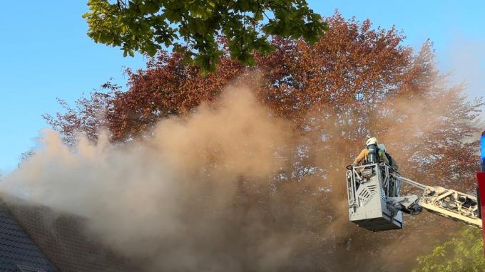 De brandweer bluste het vuur van buitenaf en kon vermijden dat de brand oversloeg naar de aanpalende woning.