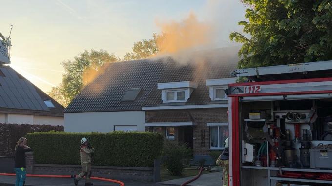 De brandweer bluste het vuur van buitenaf en kon vermijden dat de brand oversloeg naar de aanpalende woning.