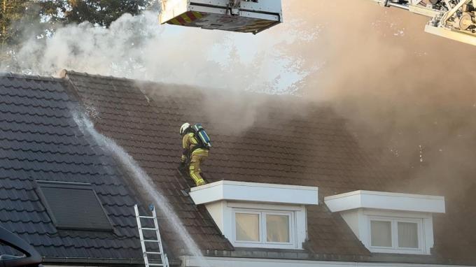 De brandweer bluste het vuur van buitenaf en kon vermijden dat de brand oversloeg naar de aanpalende woning.