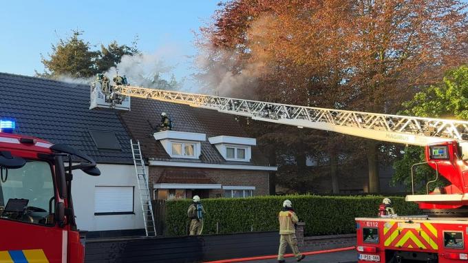 De brandweer bluste het vuur van buitenaf en kon vermijden dat de brand oversloeg naar de aanpalende woning.