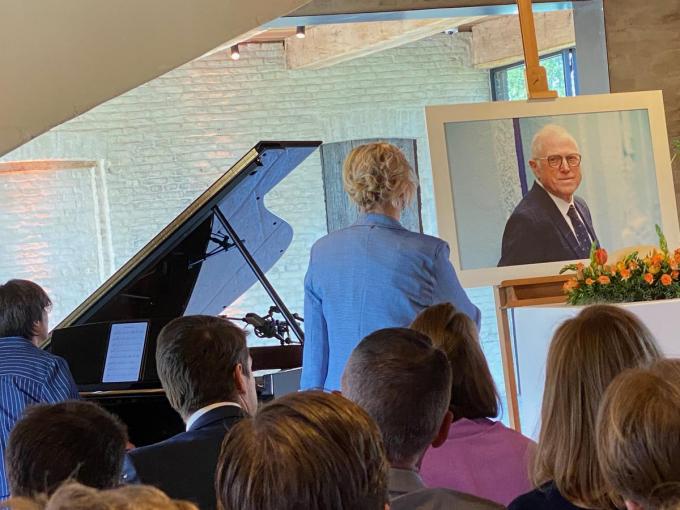 De zangeres keek ook vaak richting dé man die aan de wieg stond van haar carrière.