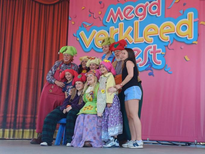 Na de Kabouterdans wachtten heel wat Ploppertjes - groot en klein - tot een uur lang om met de populaire kabouters op de foto te gaan.