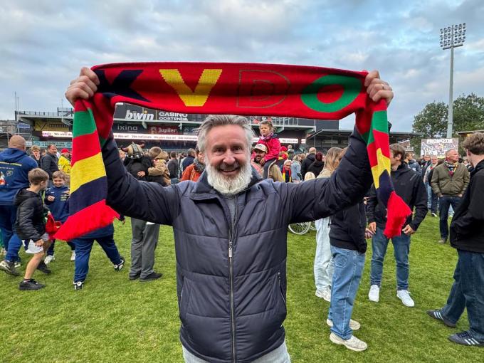 Clubambassadeur Martin Heylen viert de promotie mee.