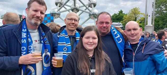 Koen, Arne, Stijn en Tim, met dochter Fran: vier jeugdvrienden afkomstig uit Snellegem.