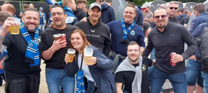 Sven uit Zwevegem met andere leden van de Clubsupporters uit Herzele.