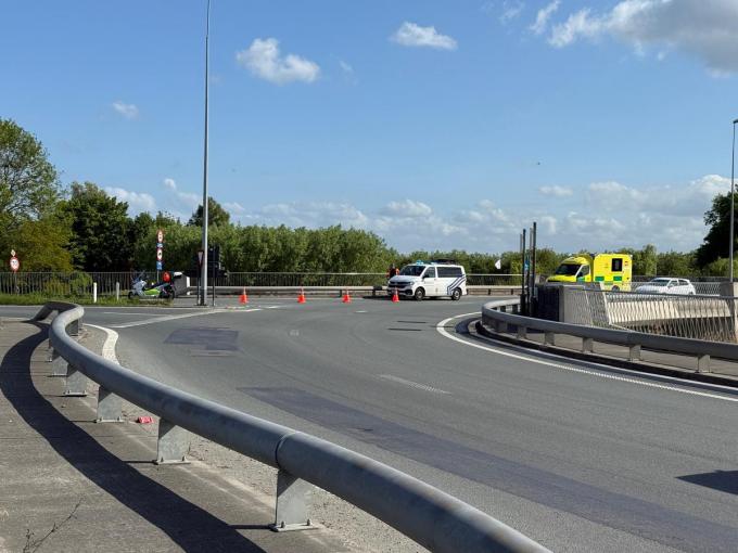 De politie zette de rijweg deels af en deed de nodige vaststellingen.
