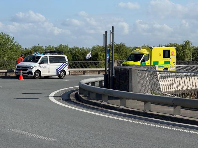 De politie zette de rijweg deels af en deed de nodige vaststellingen.