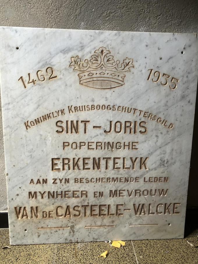 De plaat werd destijds geschonken aan Marcel Vande Casteele, een belangrijke weldoener van de gilde, en keert nu – bijna een eeuw later – terug naar de vereniging.