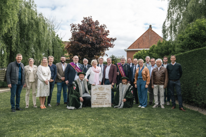 De plaat werd destijds geschonken aan Marcel Vande Casteele, een belangrijke weldoener van de gilde, en keert nu – bijna een eeuw later – terug naar de vereniging.