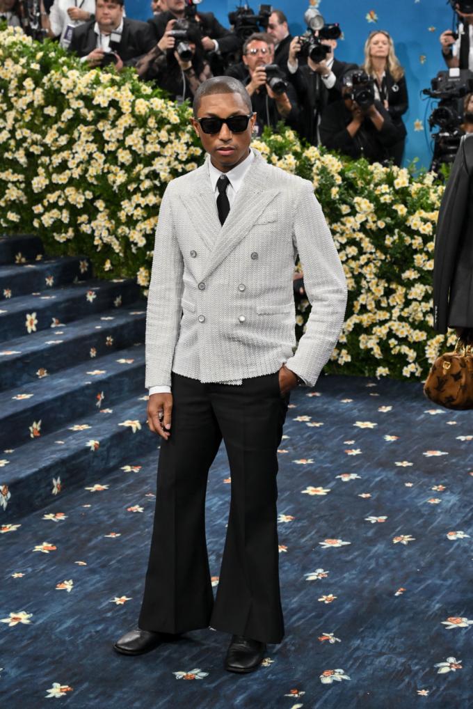 Pharrell Williams in Louis Vuitton en Tiffany juwelen