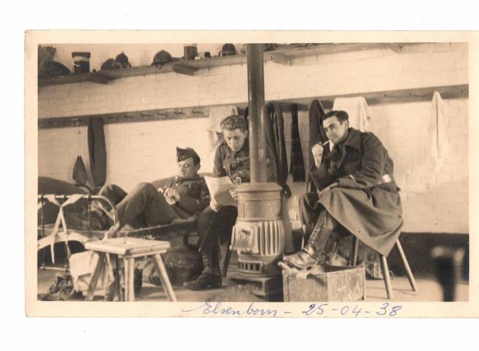 Jozef Luyssaert rechts op de foto in 1939.