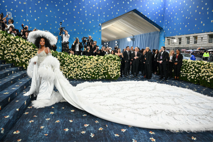 Diana Ross a fait une arrivée remarquée au Met Gala 2025 - Getty Images