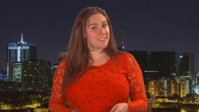 Angelique: “Na enkele negatieve commentaren, kozen ze voor een zwarte dure designblazer die naar eigen zeggen ‘mijn vormen niet echt accentueerden’.”
