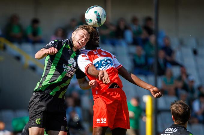 Edgaras Utkus (Cercle) en Mouhamed Queye (KVK) in een stevig duel.