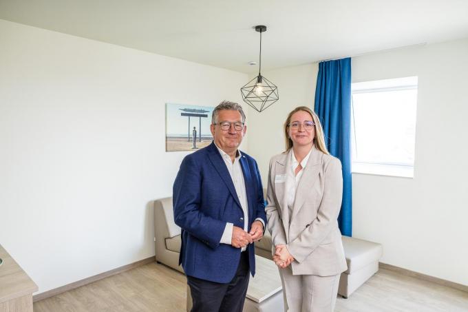 Dirk De fauw en ceo Anaë Huybrechts in een van de Holiday Suites Zeebrugge.