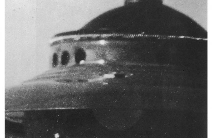 De bekende UFO-foto van George Adamski bleek nadien een doodgewone lamp.