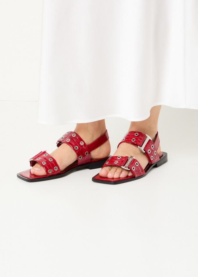 Rode sandalen met gespdetail
