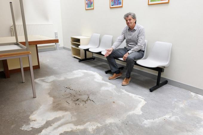 Alain bij de beschadiging aan de vloeren in de jeugdrechtbank.