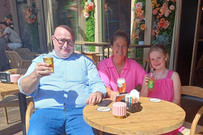 Dries, Charlotte en de kleine Juliet klinken op 20 jaar Bockorcafé. (foto WVS)