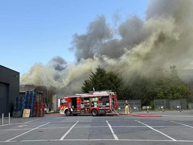 De rookpluim is van ver te zien.