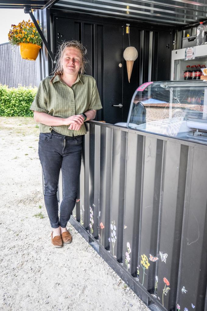 Lore Decru van Creme de la Cru bij haar ‘ijskotje’ waar ze ieder (zonnig) weekend heel wat mensen bedient.