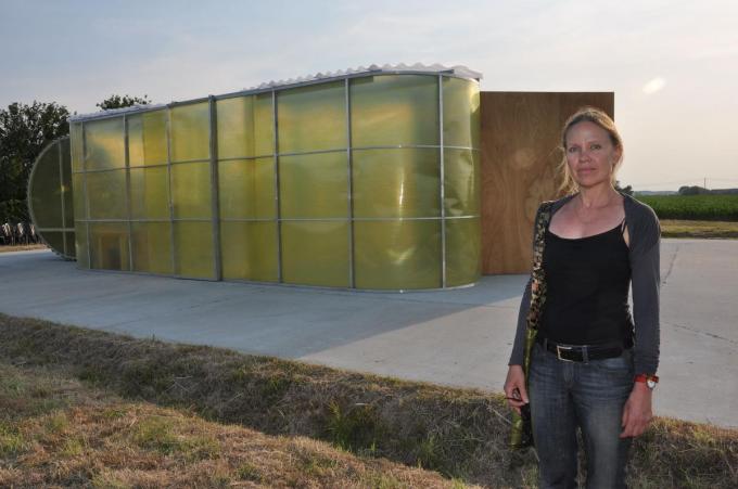 Silvia Schreiber, de weduwe van Hermann Maier Neustadt, was in 2010 aanwezig op de plechtige inhuldiging van het kunstwerk in Reninge.