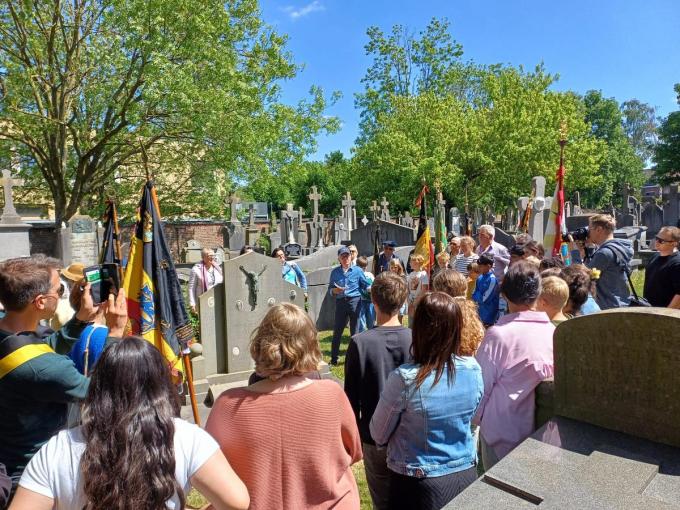 Er werd onder andere halt gehouden op de begraafplaats bij het graf van Roger Lesap (4e Regiment Grenadiers, 1e bataljon).