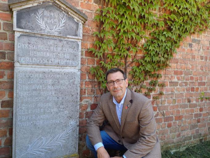 Franky Wheaton bij het oorlogsmonument waar ook de naam van zijn grootoom ‘Georges Wheaton’ staat genoteerd.