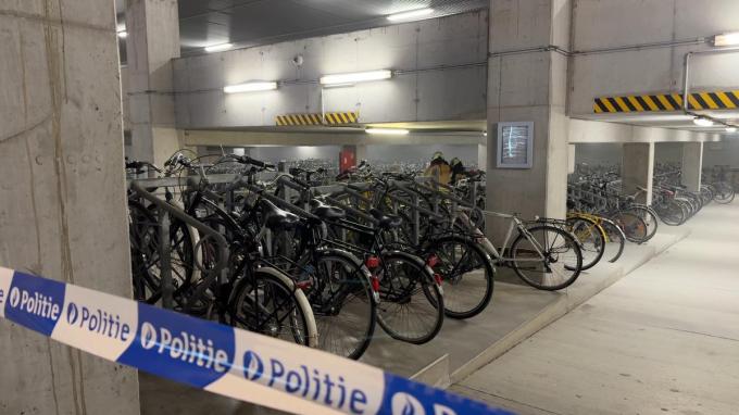 De fietsenstalling werd afgesloten door de politie.