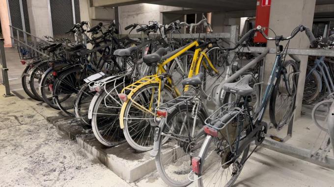 Door de bluswerken lag een groot deel van de fietsenstalling onder een laag blus poeder.