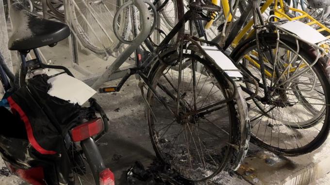 Door de bluswerken lag een groot deel van de fietsenstalling onder een laag blus poeder.