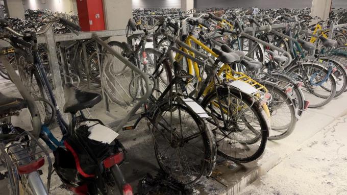 Door de bluswerken lag een groot deel van de fietsenstalling onder een laag blus poeder.