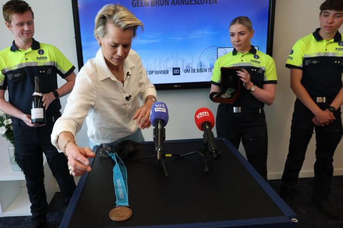 Voormalig judoka Gella Vandecaveye uit Kortrijk houdt voor het eerst sinds november 2023 haar originele olympische medailles opnieuw vast.