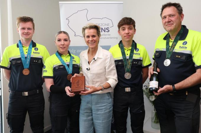 Voormalig judoka Gella Vandecaveye kreeg maandag 12 mei haar twee gestolen olympische medailles overhandigd in het politiekantoor van Wuustwezel.