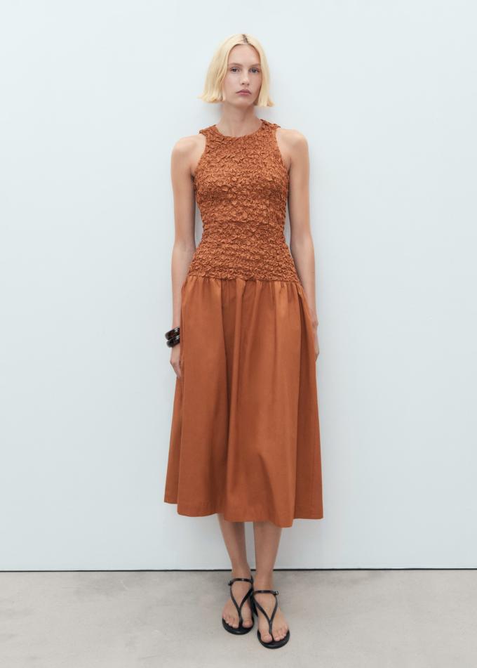 Robe longue ouverte dans le dos