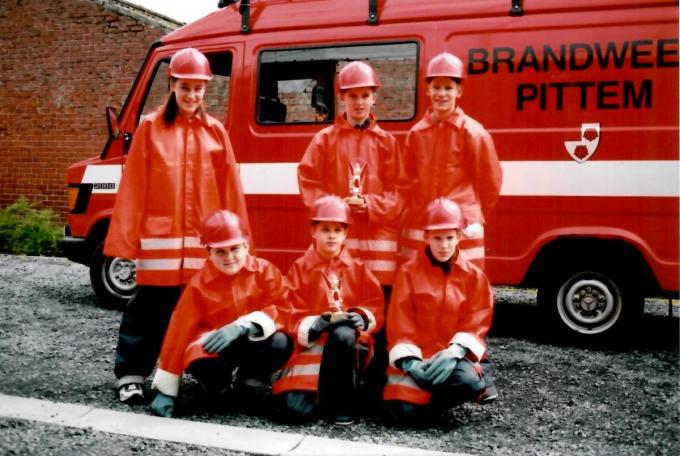 Op de foto zien we een van de eerste lichtingen van de jeugdbrandweer uit 2003. We zien staand Natasha Dufour, Daan Braeckevelt (ex-brandweerman) en Jeffrey Dufour. Zittend zien we Matthias Delaere (nu brandweerman), Damien Wallaert en Glenn Corneille (nu sergeant).