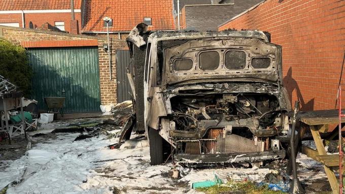 Van de mobilhome bleef er niks meer over.